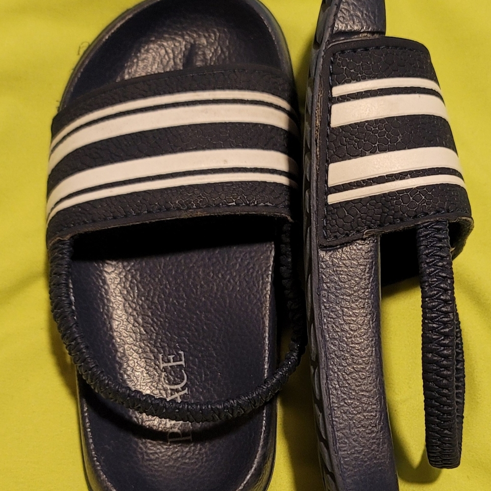 Childrens Place Slides / flip flops - Picture 2 of 4